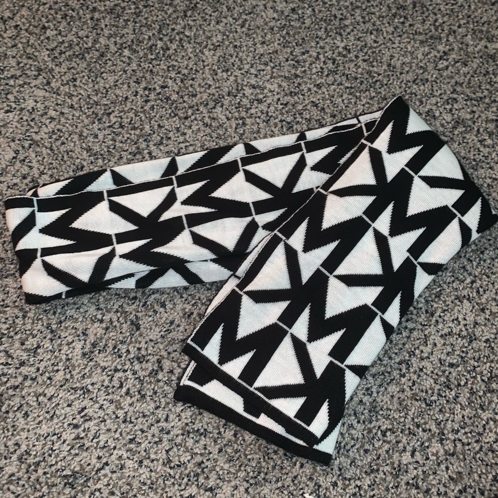 MK scarf!!